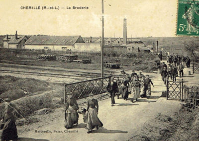 Carte postale ancienne du Cercle pointu : sortie de l'usine, vue du pont de chemin de fer, Chemillé-en-Anjou (49)