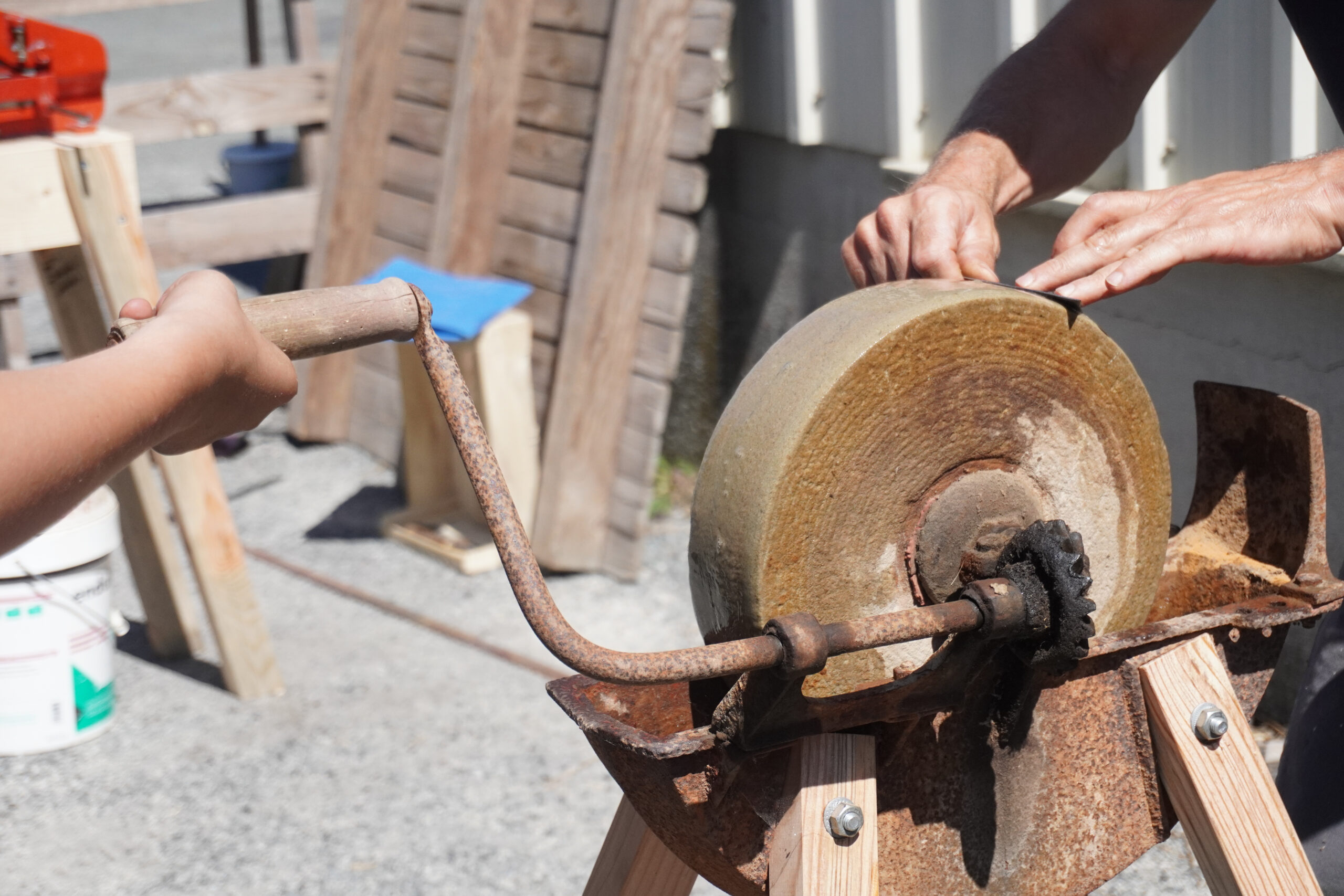 Meule à manivelle pour atelier RecycLame